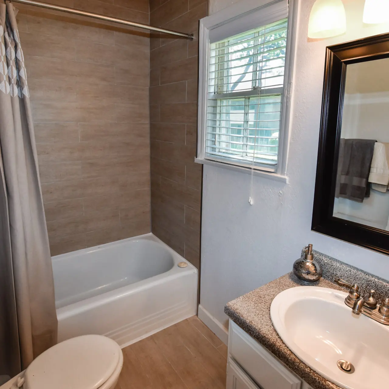 Crestwood Place Apartments - Bathroom