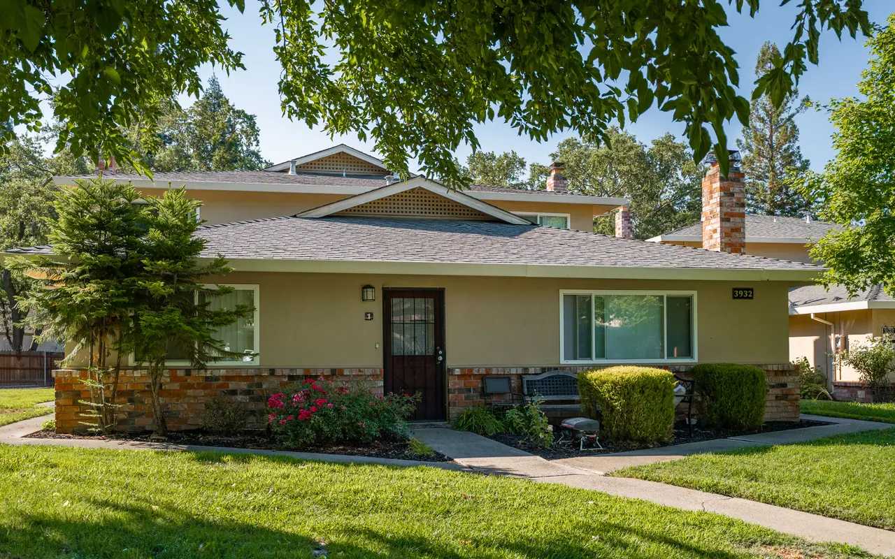 Queenston Plaza - Grass, Cottage, Housing