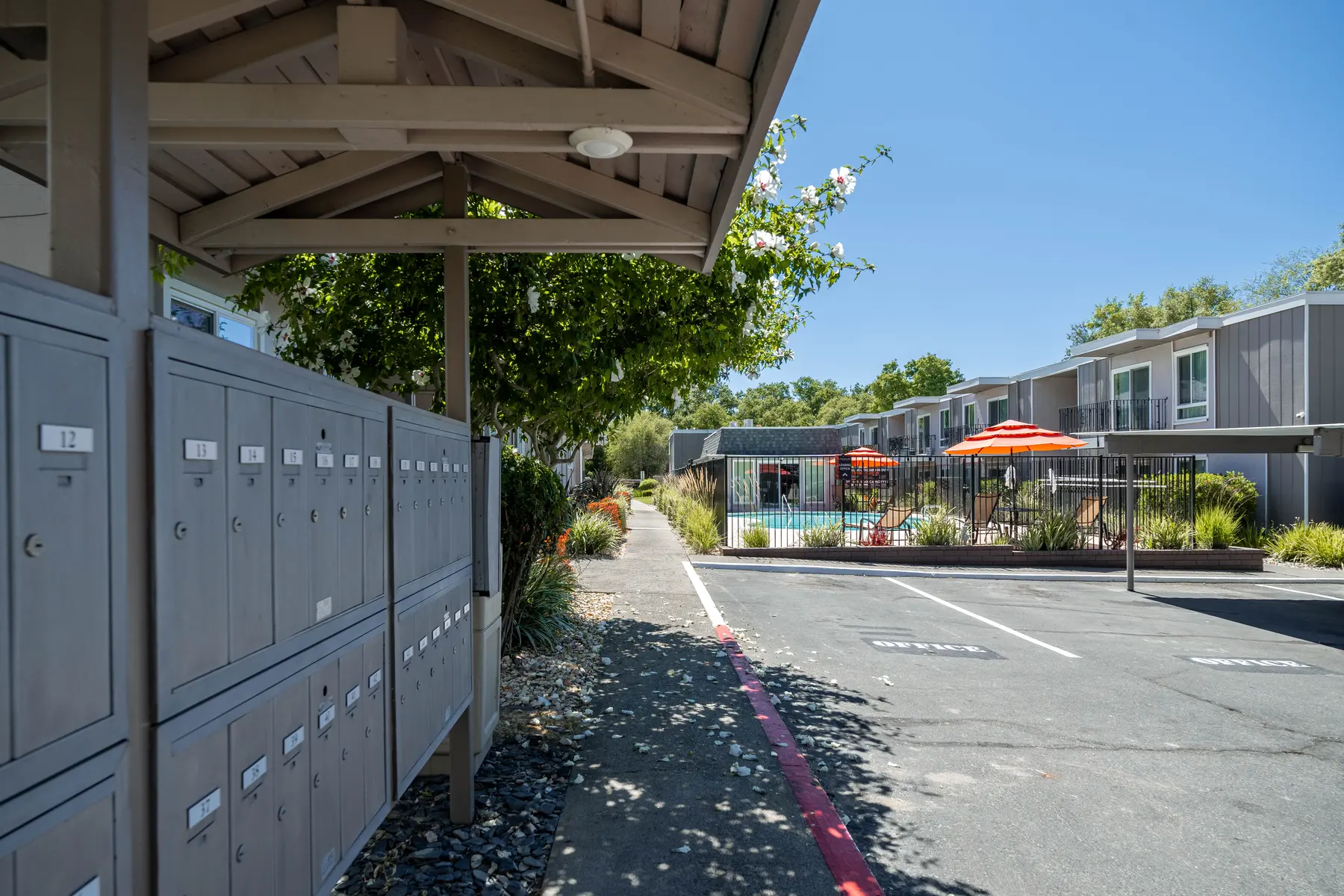 Creekside Oaks - Hotel, City, Street