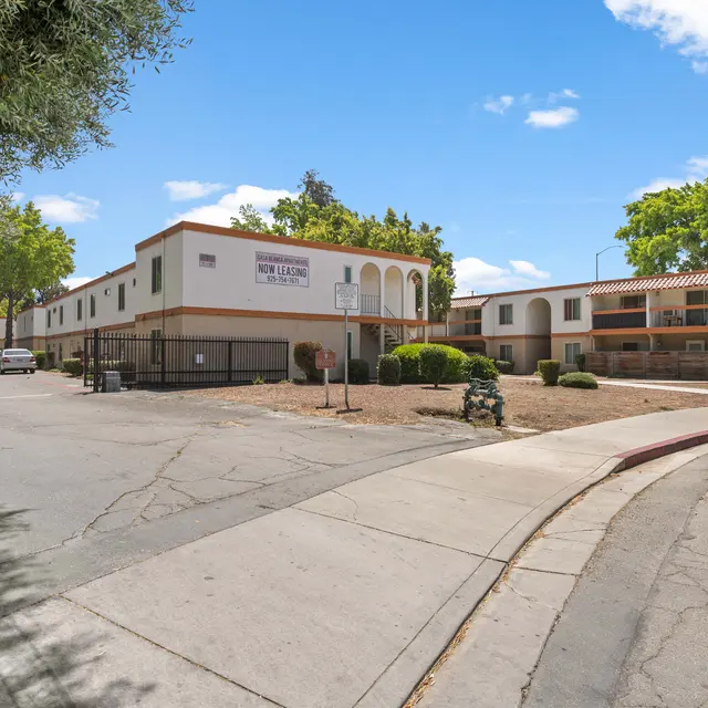 Casa Blanca Apartments - Hotel, City, Street