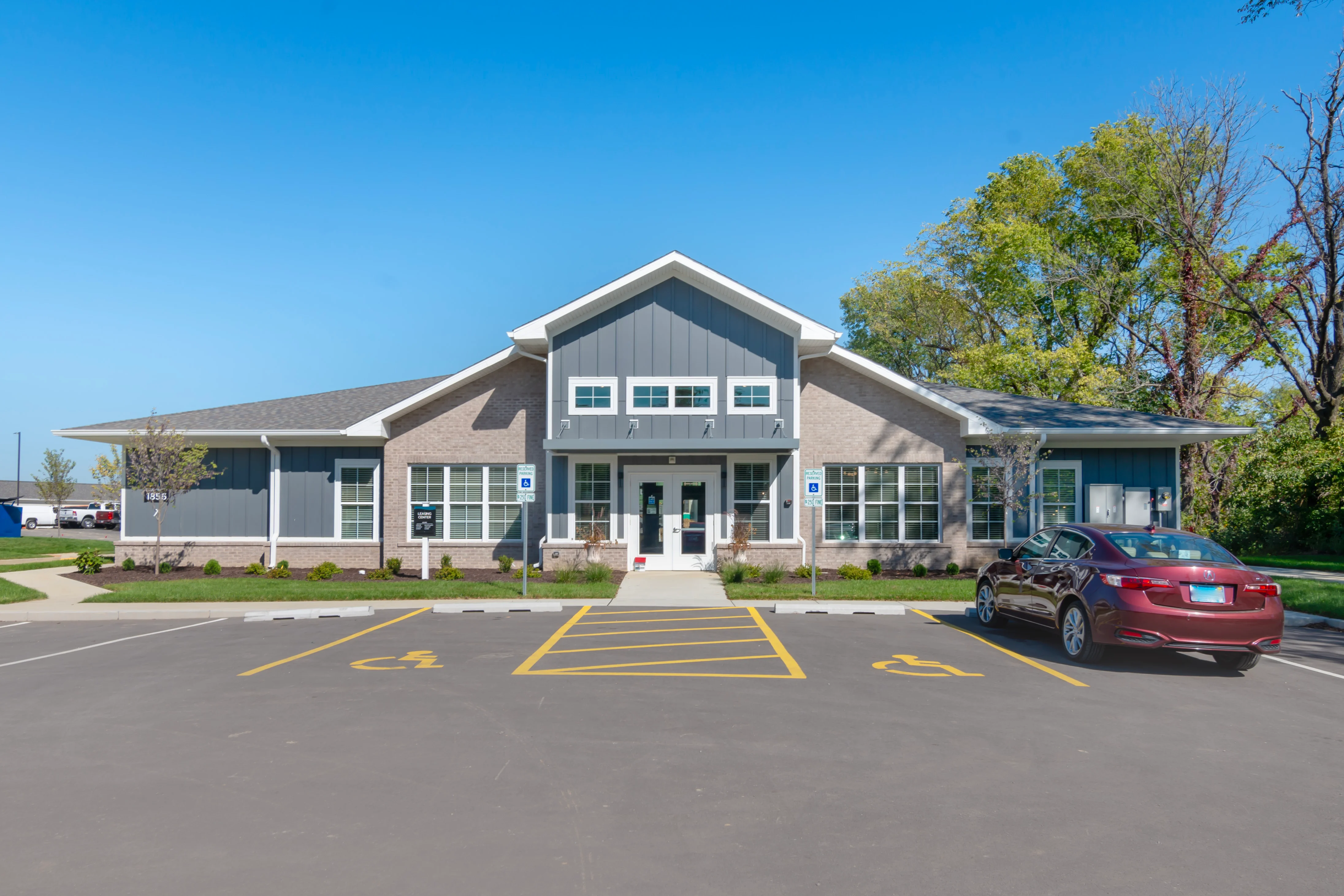 The Jewel Whispering Oaks - Car, Vehicle, Suburb