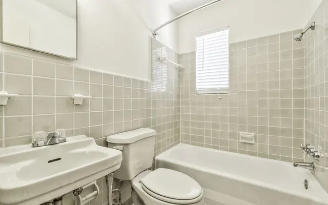 Lakewood Plaza - Toilet, Bathroom, Room