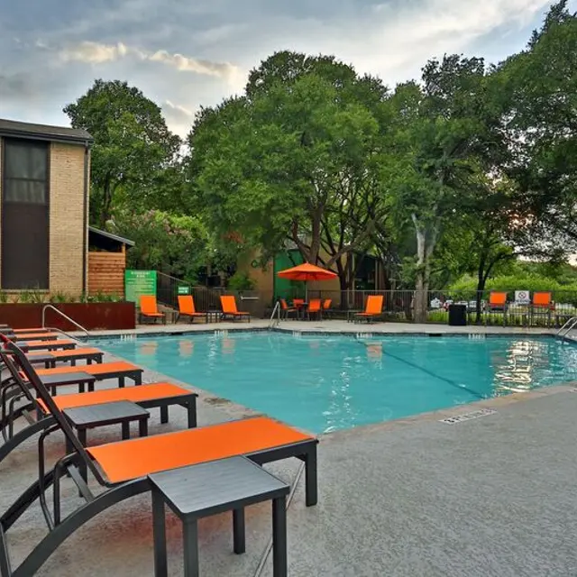 Verde Apartments - Pool, Chairs