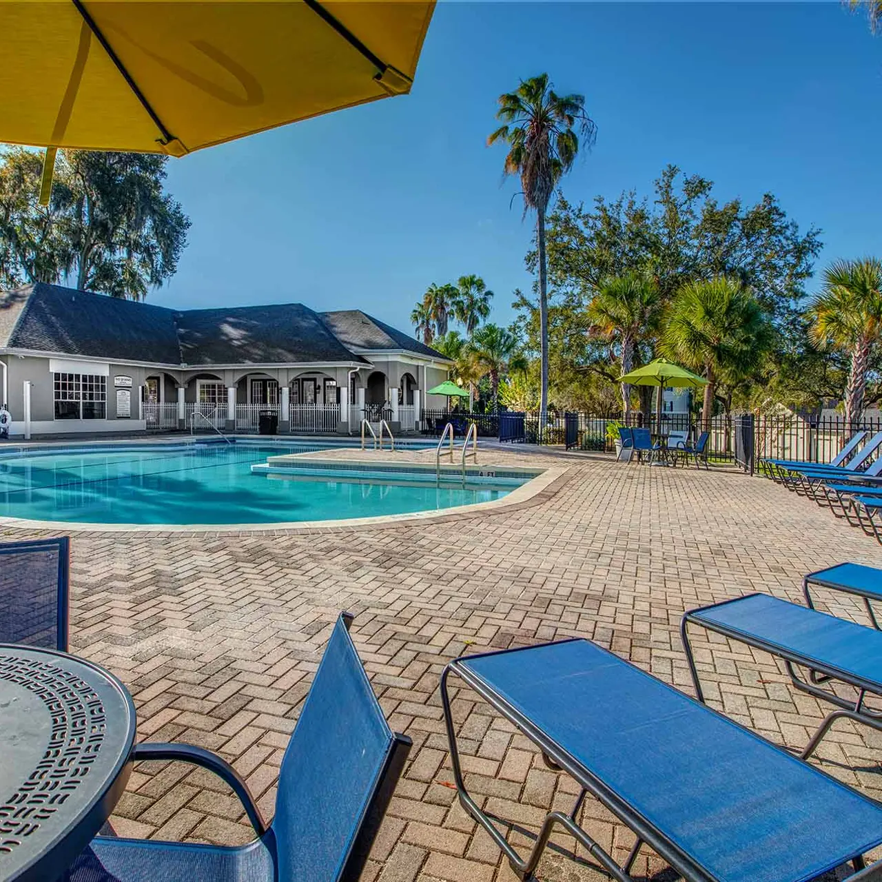 Sunset Lakes - Chair, Hotel