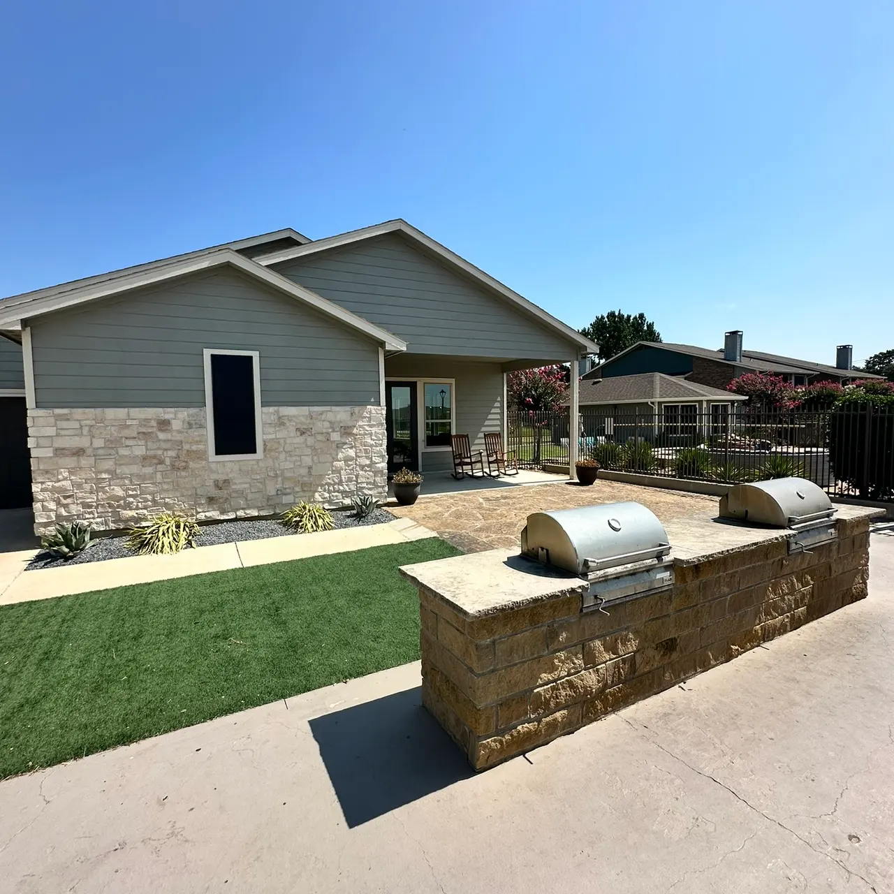 Autumn Breeze Apartments - Grass, Plant, Outdoors