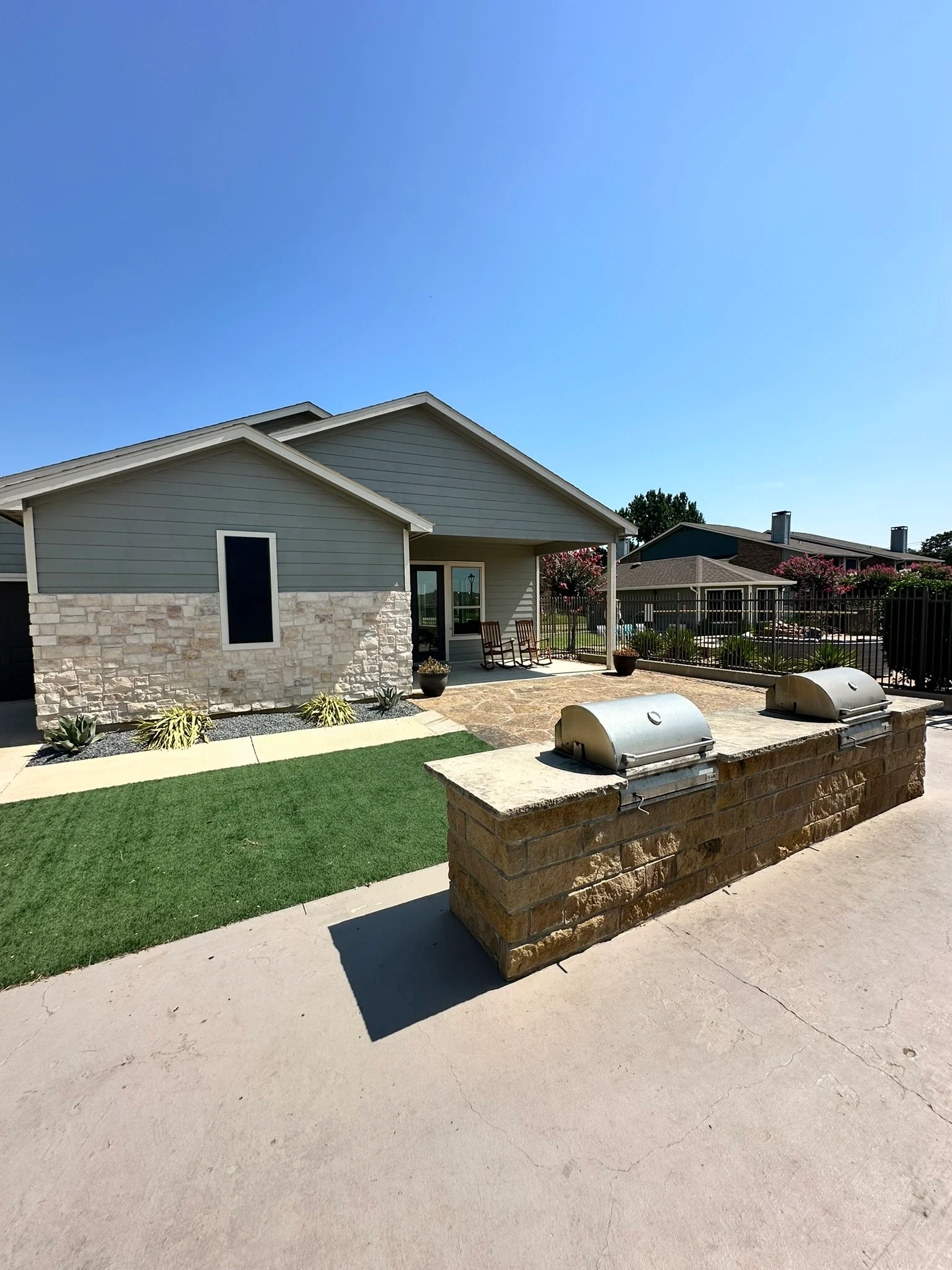 Autumn Breeze Apartments - Grass, Plant, Outdoors