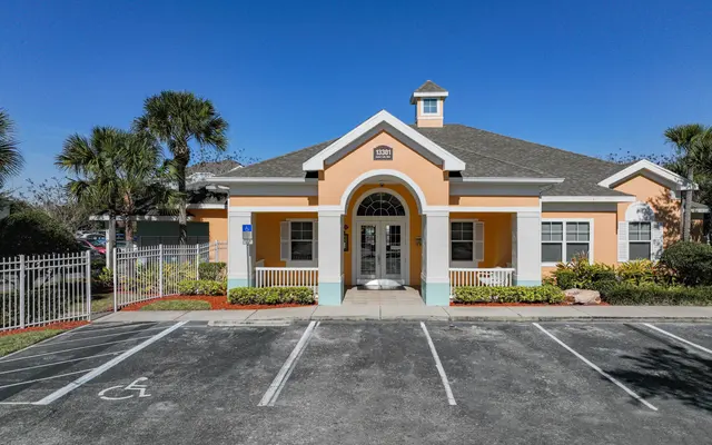 Pinnacle Pointe Apartments - Road