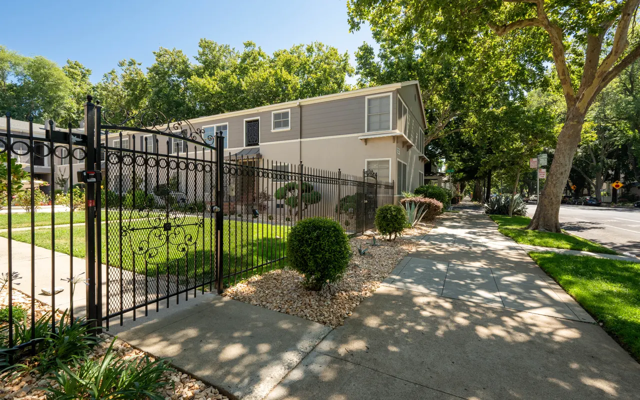 Fountain Gardens - Neighborhood, Backyard, Nature