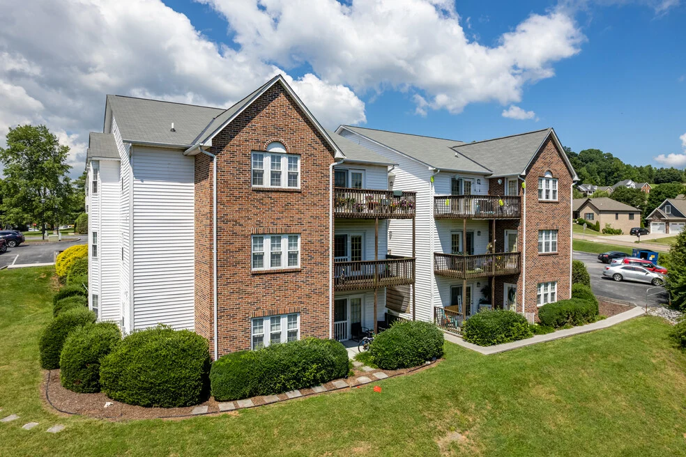 Bradley Hills Apartments - Grass, Plant, Car