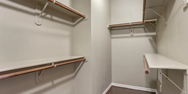 West Lake Park Apartments - Closet