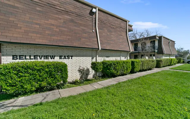 Belleview Belleview - Fence, Hedge, Grass