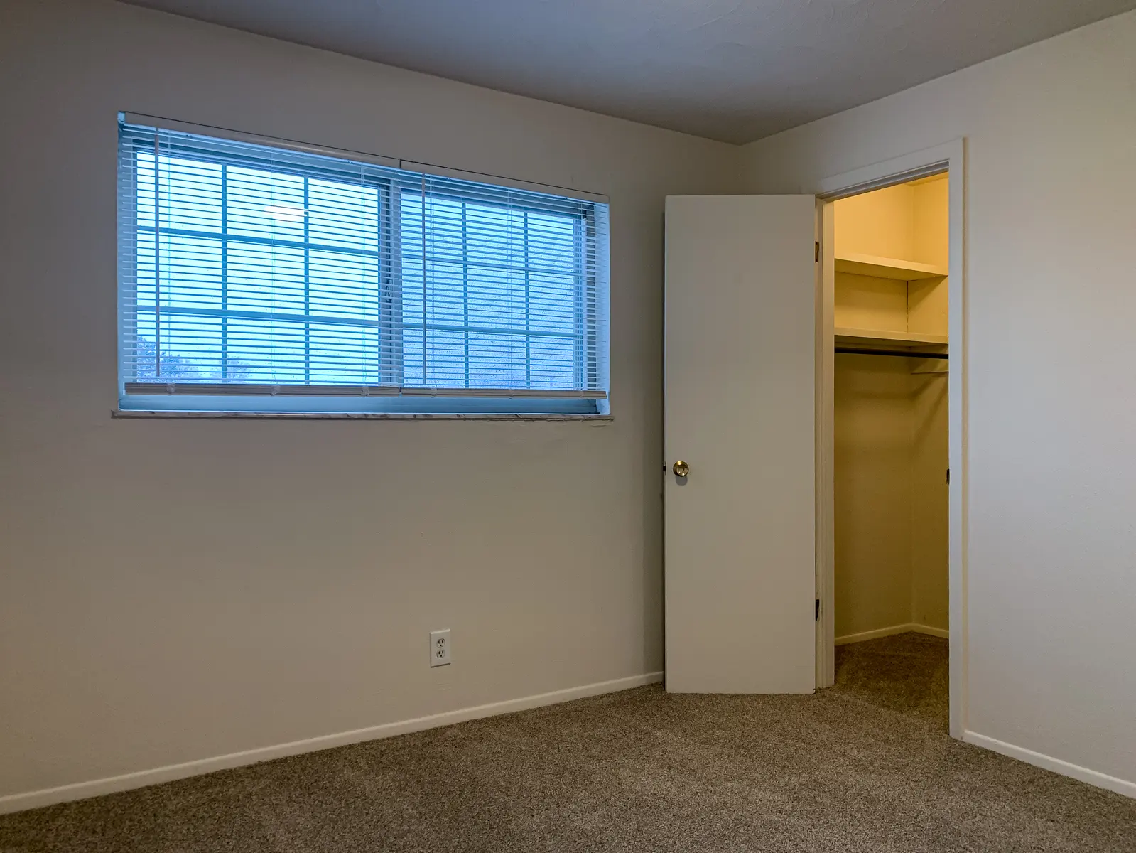 Pentamen Arms - Corner, Floor, Flooring