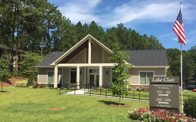 Lake Claire Apartments - Building, Lawn