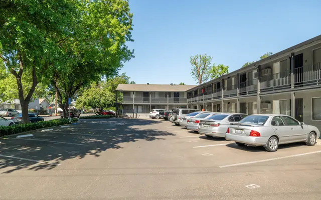 College Manor Apartments - Hotel, City, Car