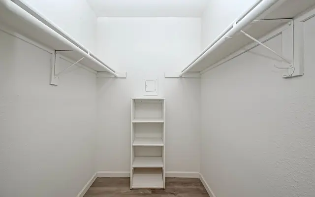 7900 Morely - Corner, Indoors