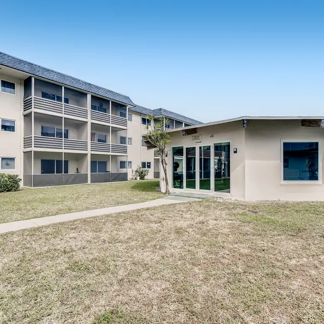 Spectra Palms​ - Apartments, Grass