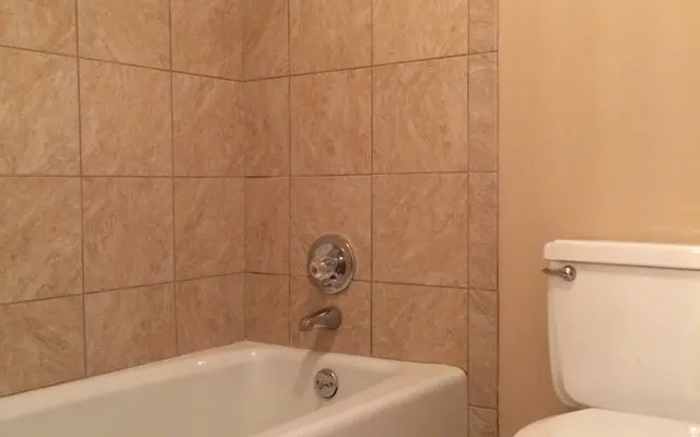 Lake Claire Apartments - Toilet, Bathroom, Room