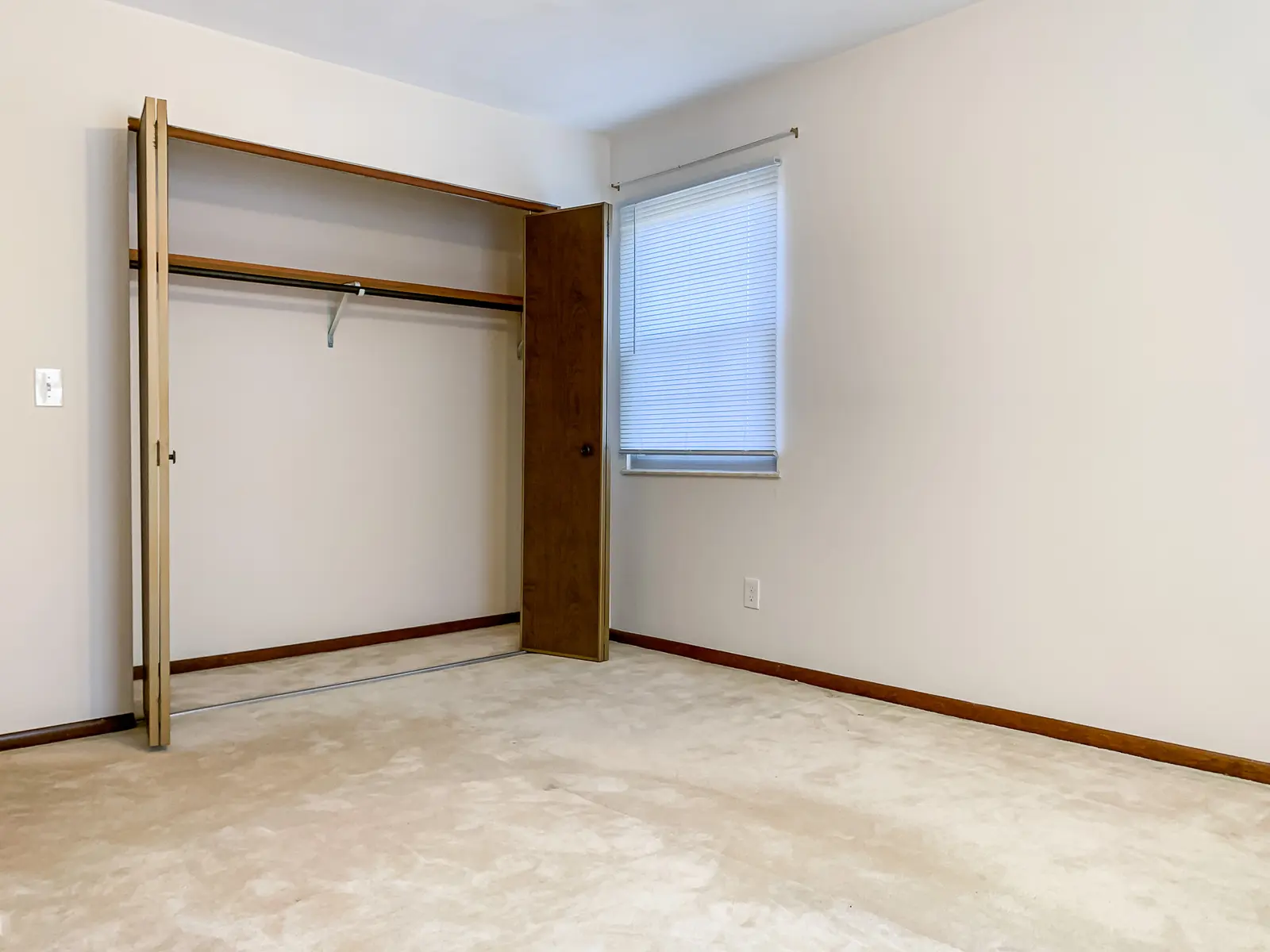 Colony Arms - Corner, Floor, Flooring