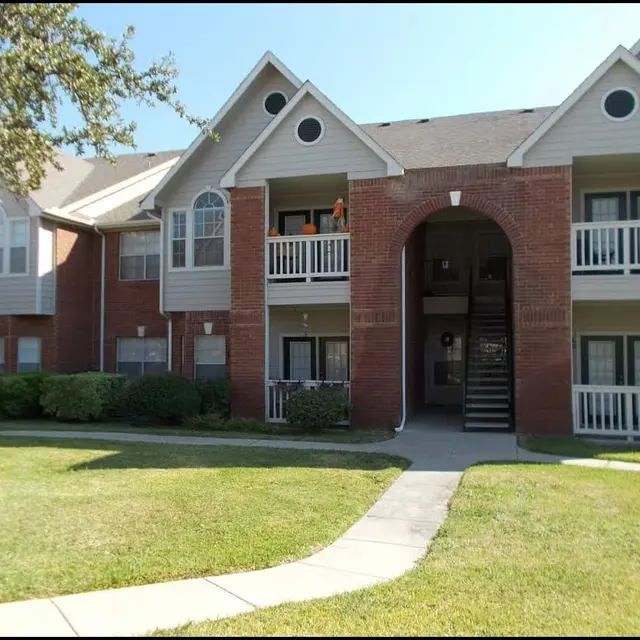 Holly Apartments - Exterior, Grass