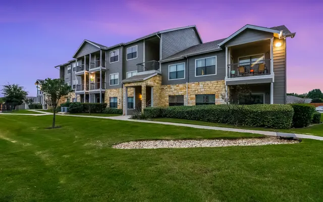 Republic Deer Creek Apts - Lawn, Grass