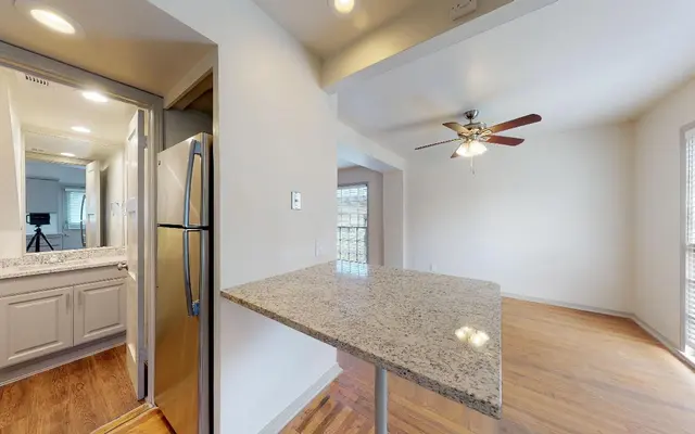 6015 Reiger - Corner