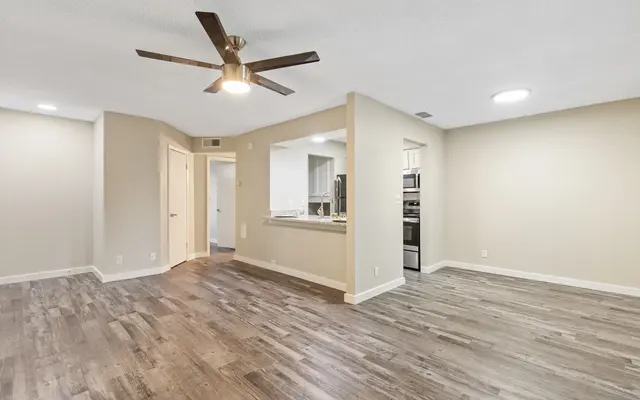 Oak Glen - Corner, Floor, Indoors