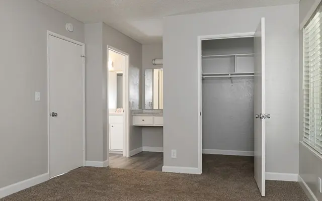 Riverbelle Park - Room, Closet