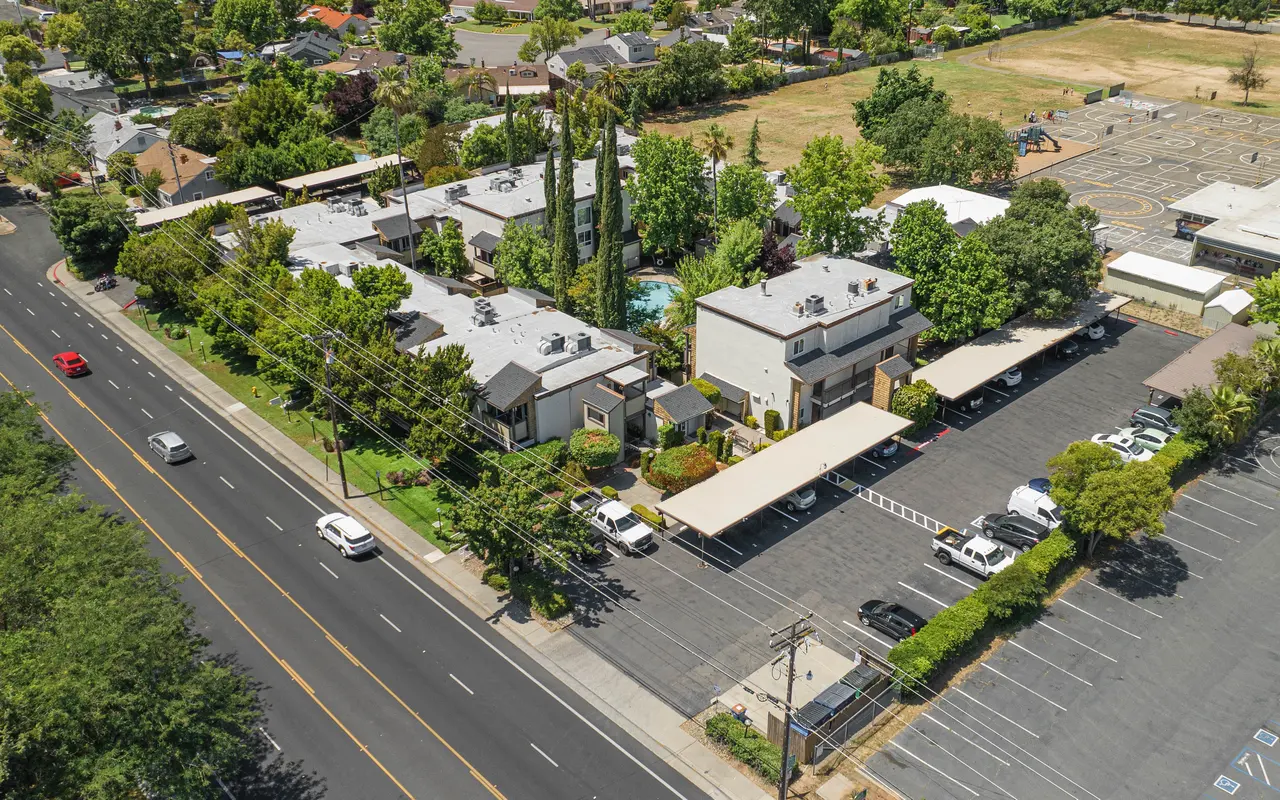 Marconi Oaks - Outdoors, Building, Road