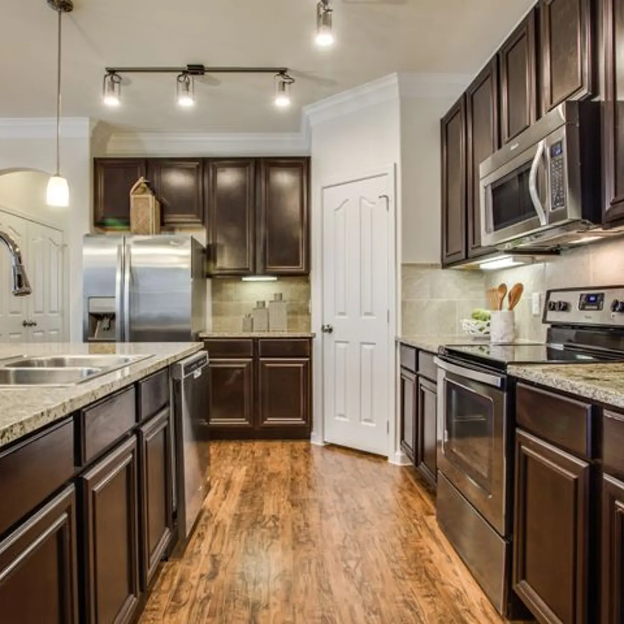 M at Lakeline - Room