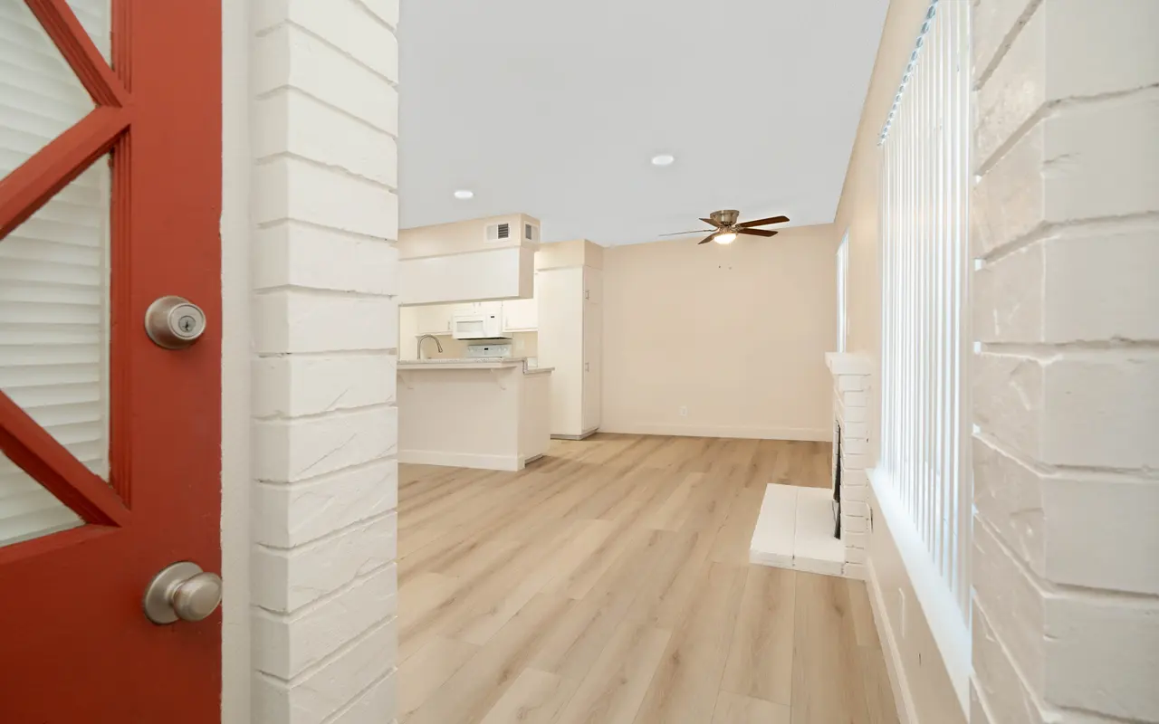 Queenston Plaza - Indoors, Interior Design, Corner