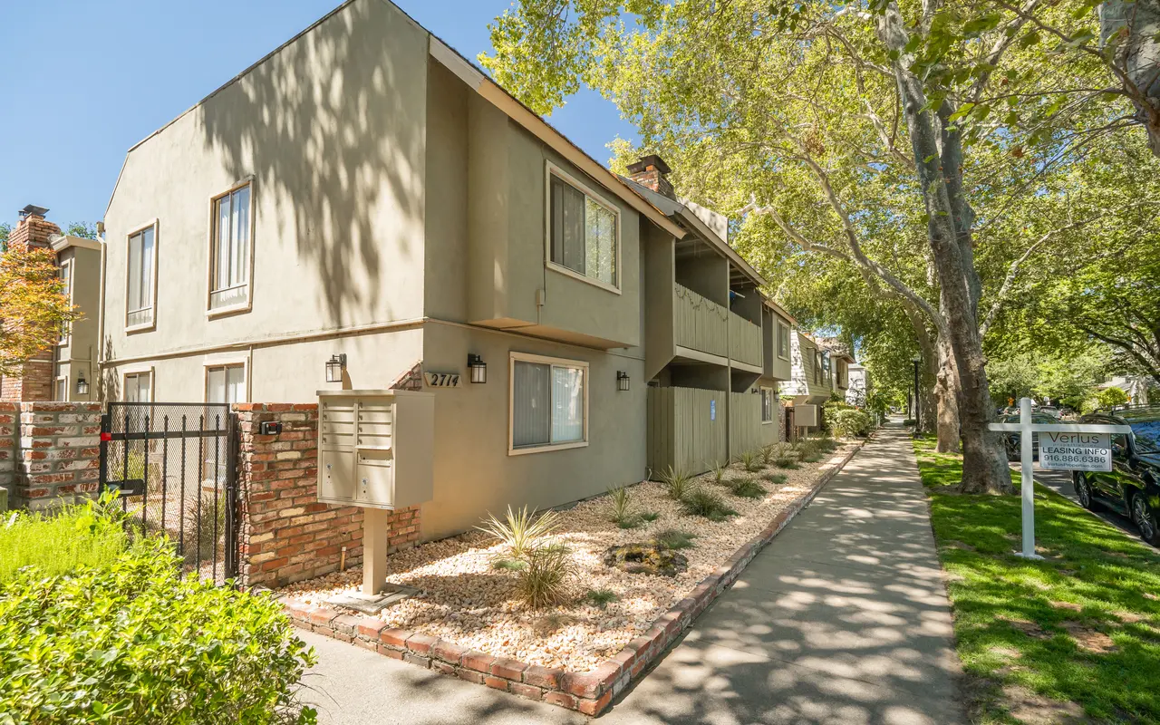 2712 E Street - Neighborhood, City, Mailbox