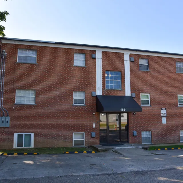 1651 W North Bend Road - City, Urban, Awning