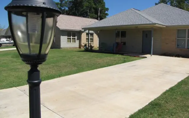 Audrey Park & Meridian Court Audrey Park & Meridian Court - Lamp Post
