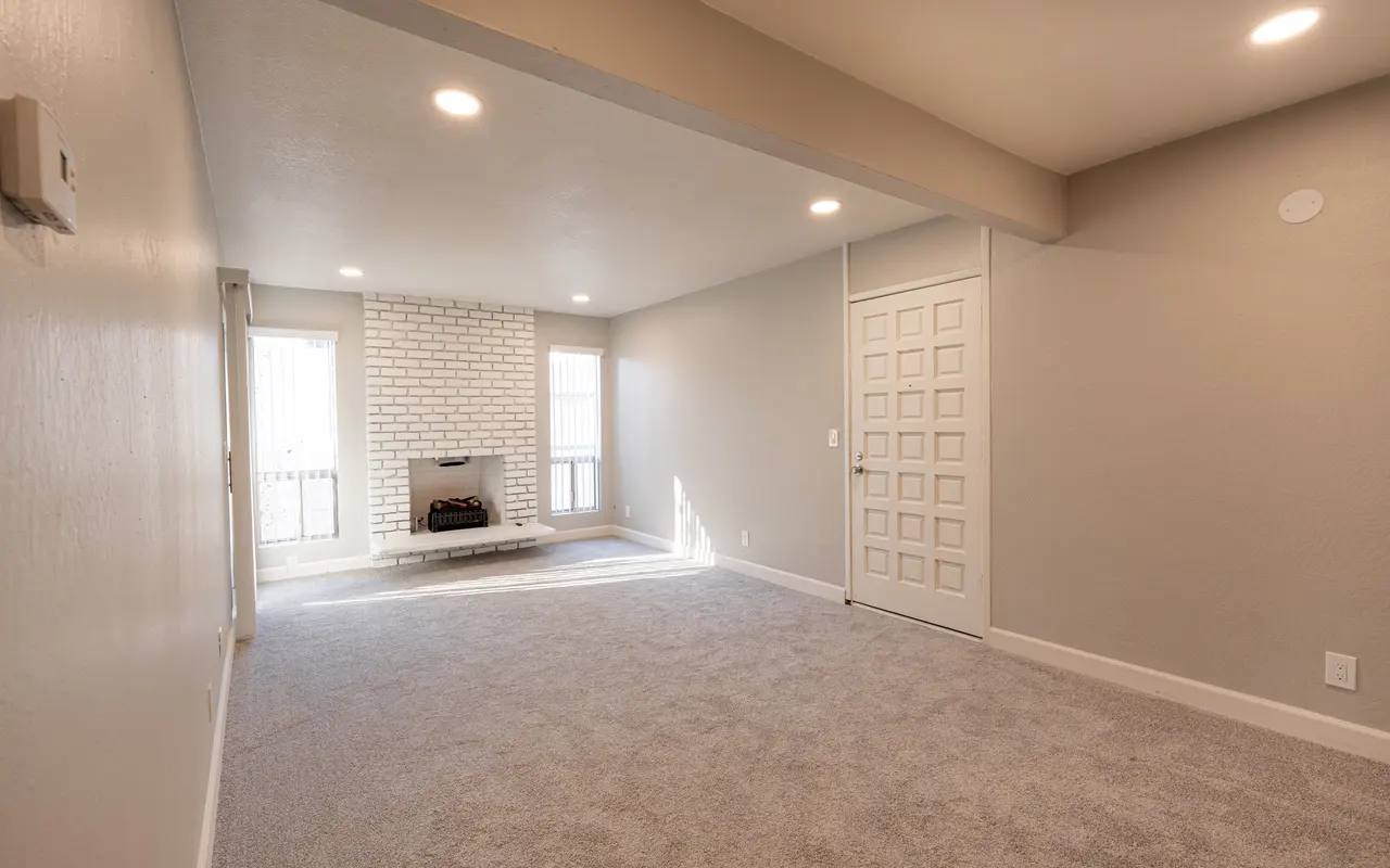 2712 E Street - Corner, Floor, Indoors