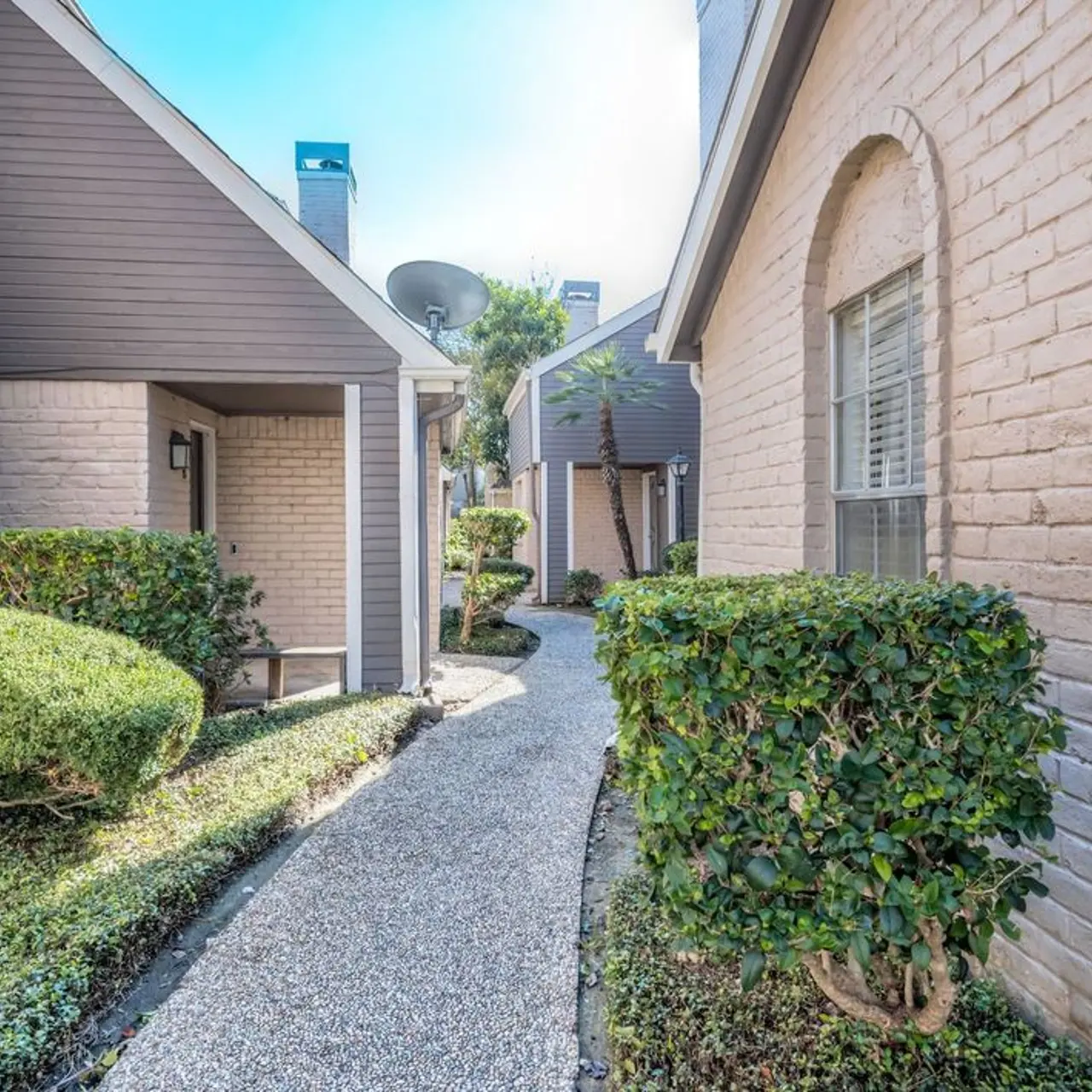 Woodway Garden Townhomes - Bush, Path