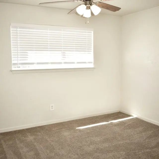 Legendary Apartments - Ceiling Fan, Appliance, Corner