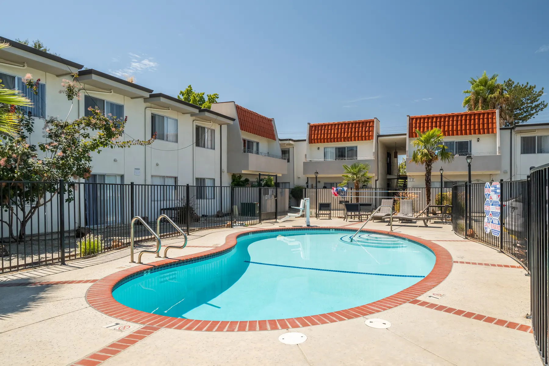 Morse Plaza - Hotel, Chair, Resort