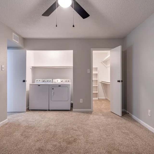 Skylar Pointe Apartments and Townhomes - Corner, Floor, Appliance