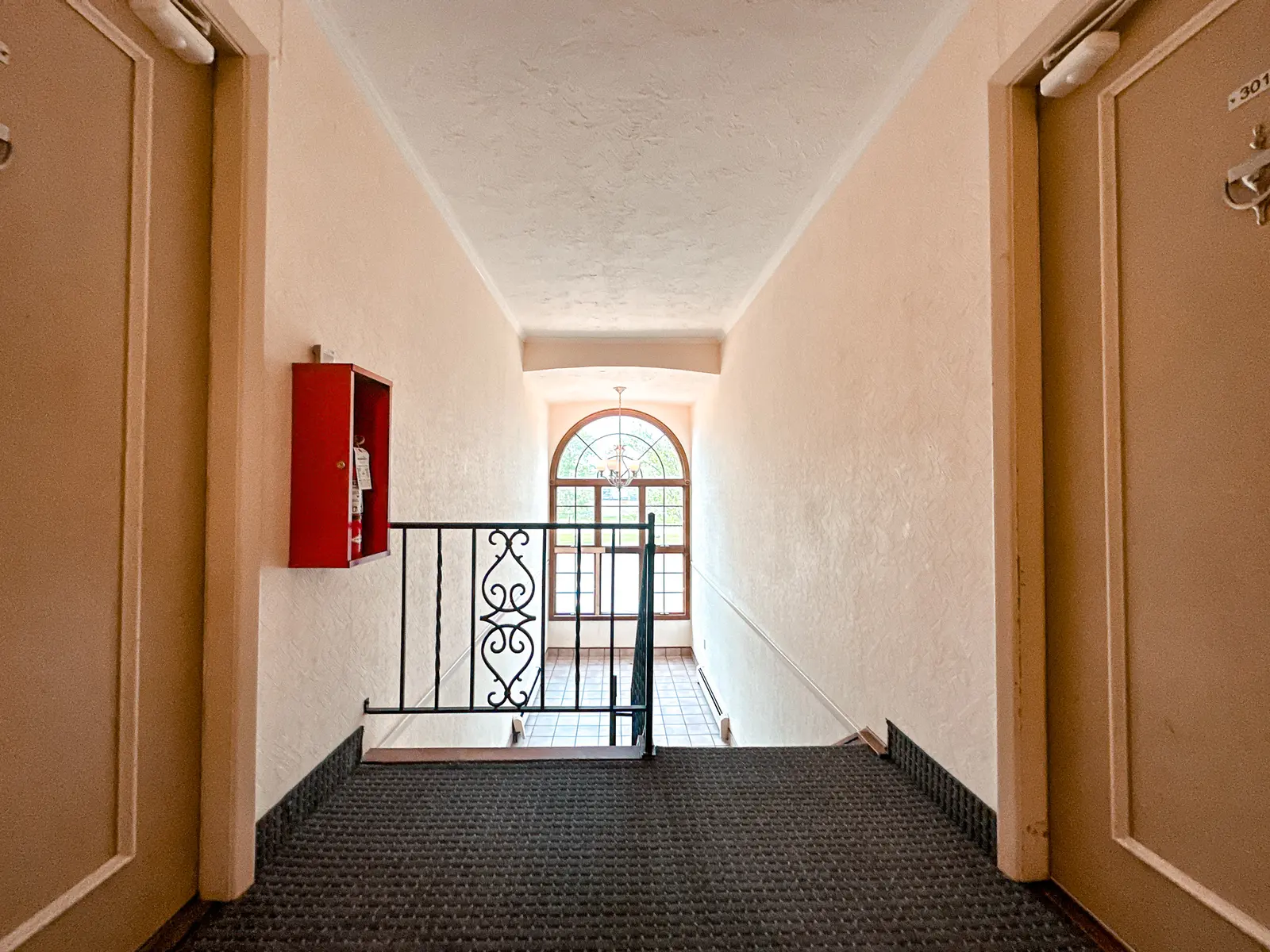 Kingston Square - Indoors, Floor