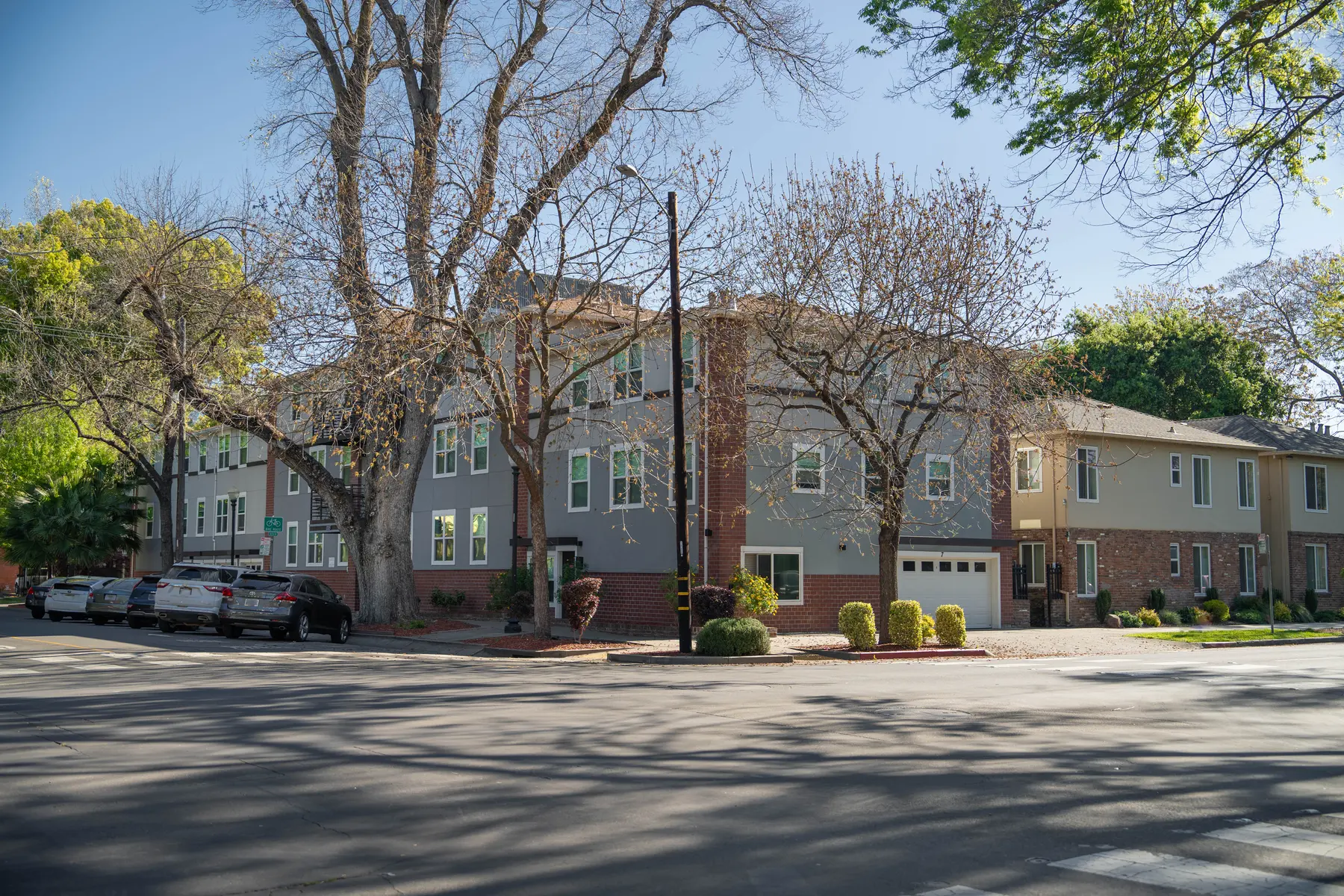 Entro Apartments - Neighborhood, City, Road