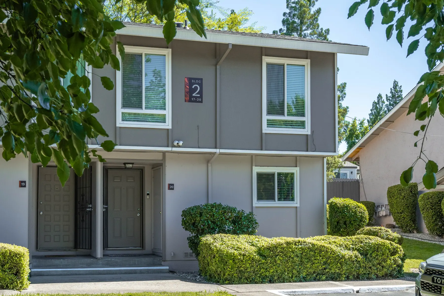 Creekside Oaks - Hedge, Housing, Grass