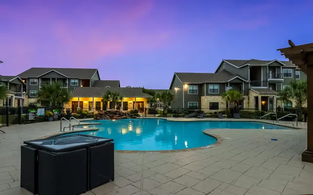 Republic Deer Creek Apts - Pool, Hotel