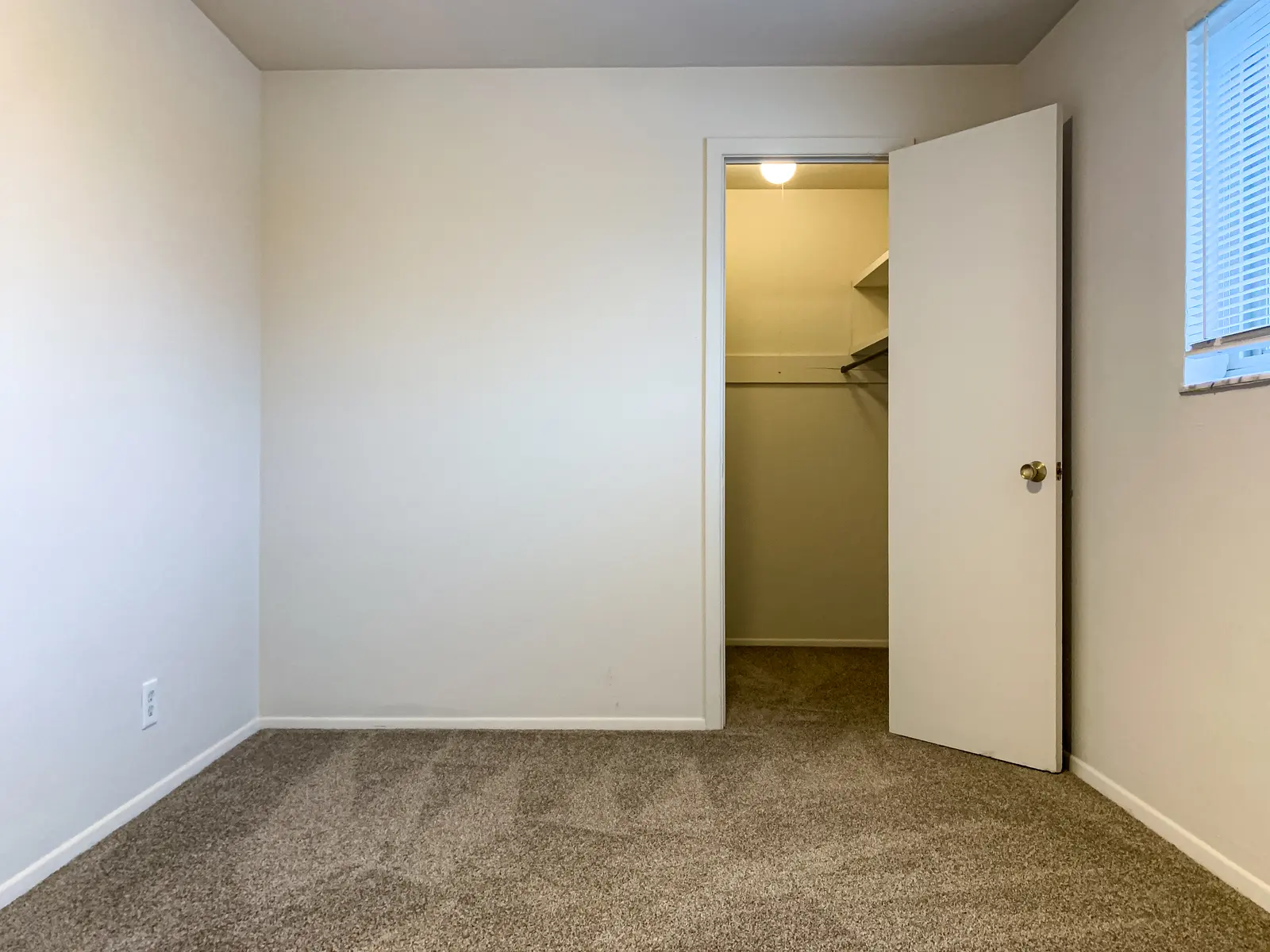 Pentamen Arms - Corner, Floor, Flooring