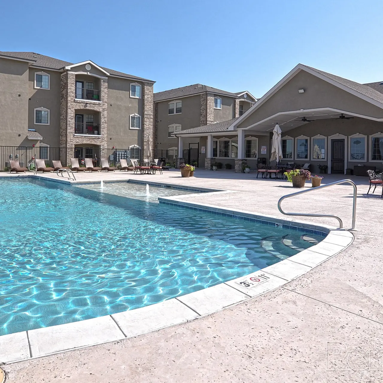 Oak View​ - Pool, Hotel, Water