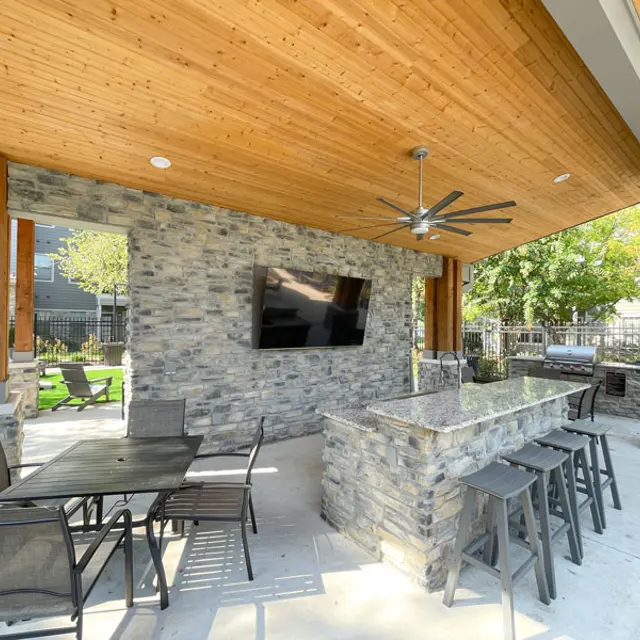 Jamestown-Place-Apts-Bossier-City_Community-Lounge-near-resort-pool.jpg