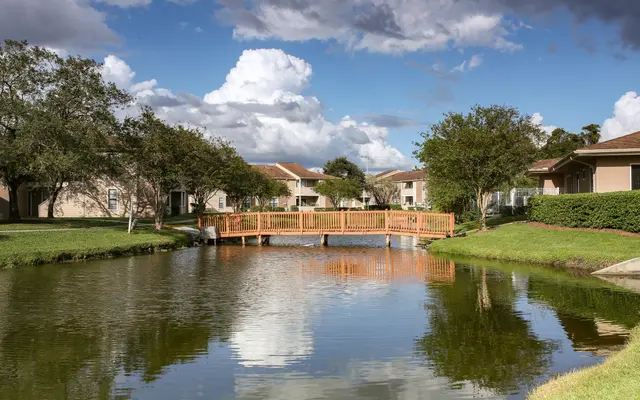 Laguna Park Apartments - Pond