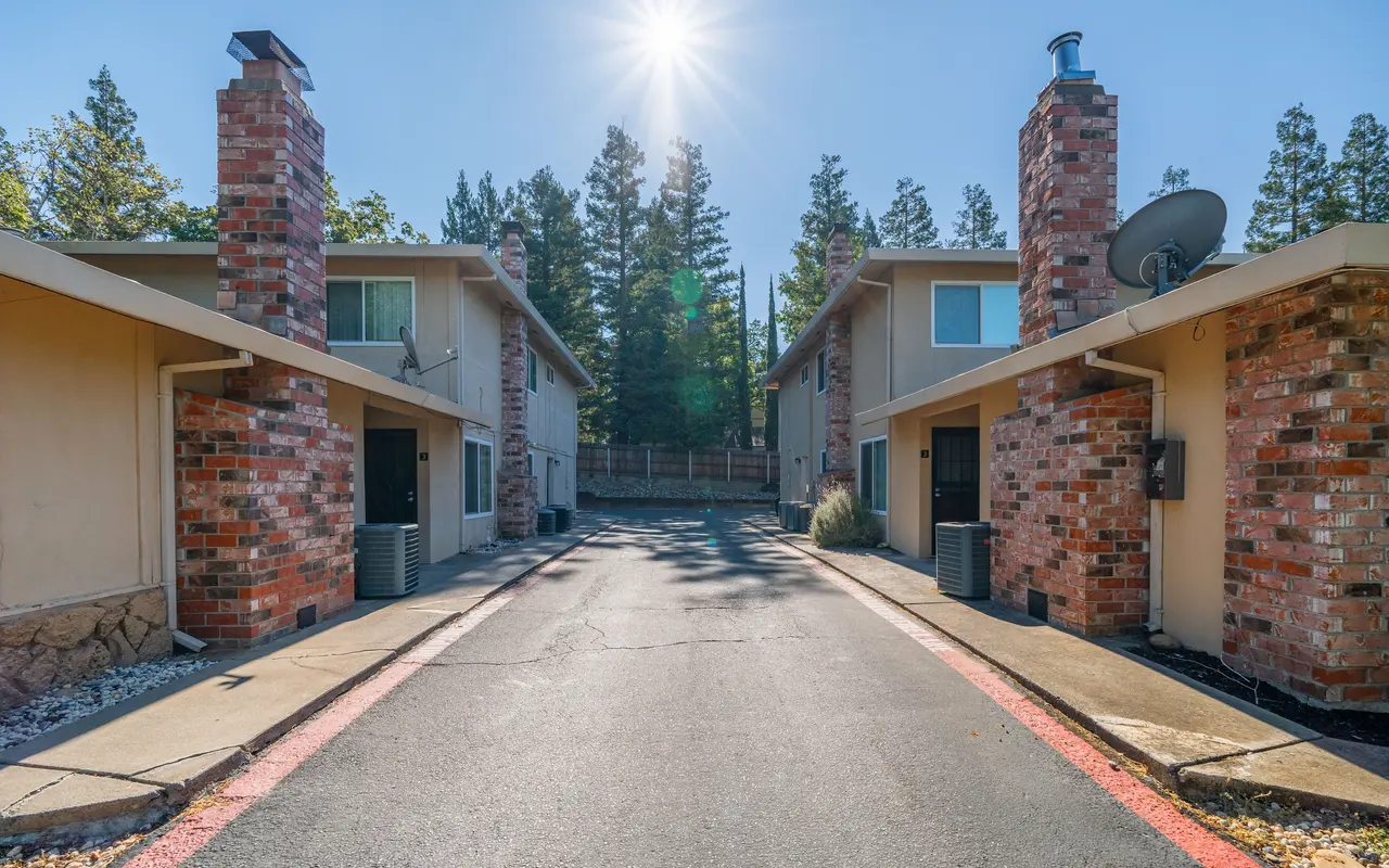 Queenston Plaza - City, Housing, Suburb