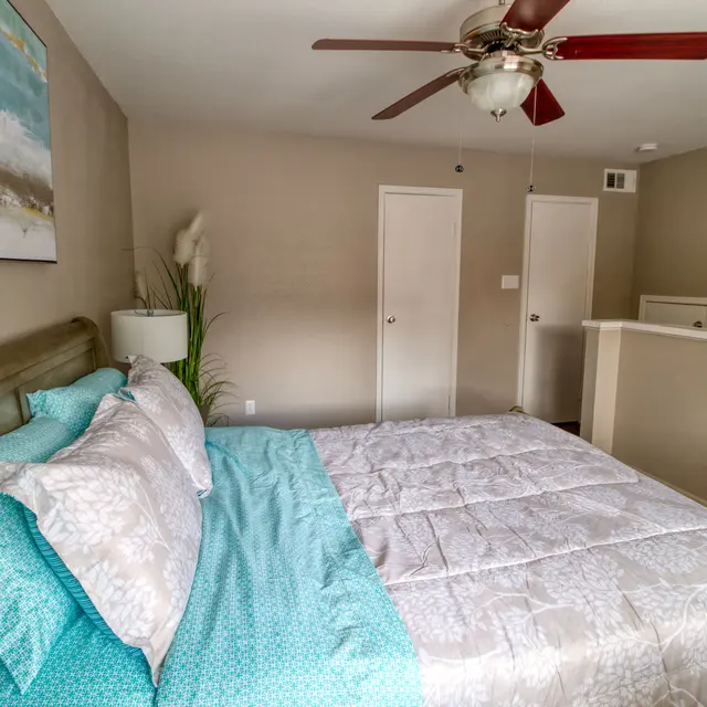 Knoll Crest Apartments - Bed, Room