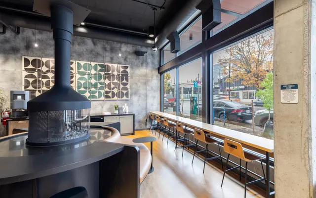 The Strauss on Burnside The Strauss on Burnside - Restaurant, Cafe, Housing