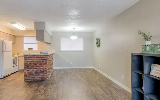 Hardy Oaks Apartments - Floor, Corner, Flooring